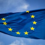 EU-Flagge vor dem Europäischen Parlament als Symbol für den Anwendungsbereich des Cyber Resilience Act