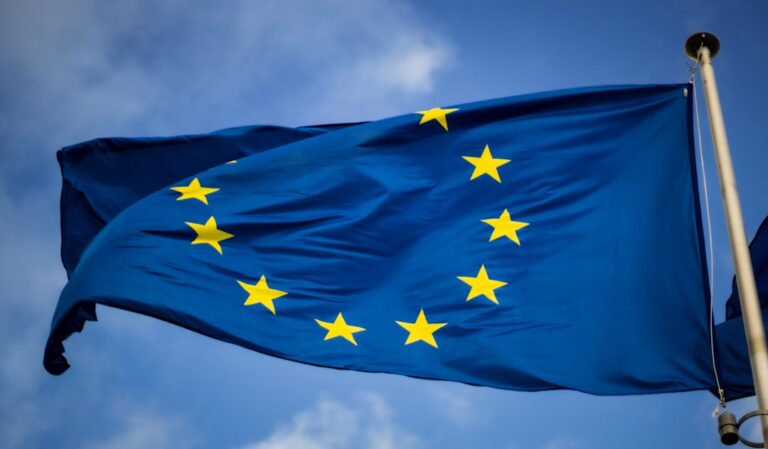 EU-Flagge vor dem Europäischen Parlament als Symbol für den Anwendungsbereich des Cyber Resilience Act