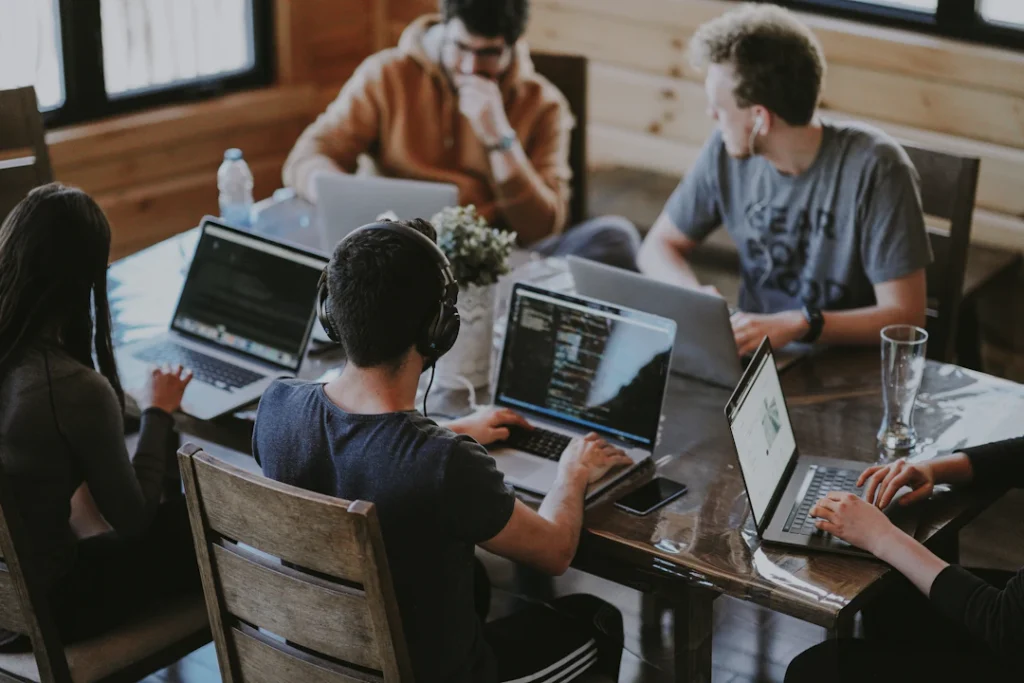 Arbeitsteam als Symbol für die Rolle eines CRA-Bevollmächtigten