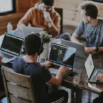 Arbeitsteam als Symbol für die Rolle eines CRA-Bevollmächtigten