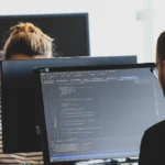 Team an Computern als Symbol für Prüfpflichten von Händlern nach dem CRA