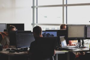 Softwareteam bei der Arbeit als Symbol für CRA-Herstellerpflichten und sichere Produktentwicklung