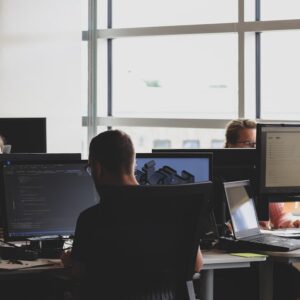 Softwareteam bei der Arbeit als Symbol für CRA-Herstellerpflichten und sichere Produktentwicklung