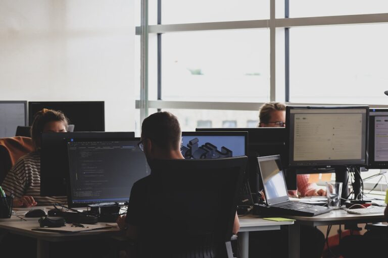Softwareteam bei der Arbeit als Symbol für CRA-Herstellerpflichten und sichere Produktentwicklung