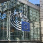 Gebäude des Europäischen Parlaments als Symbol für CRA-Konformitätsbewertung und CE-Kennzeichnung