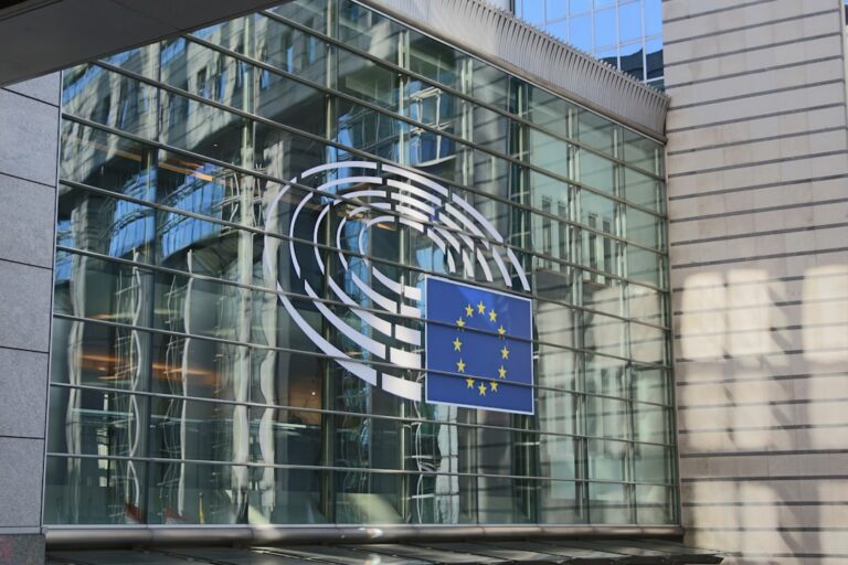 Gebäude des Europäischen Parlaments als Symbol für CRA-Konformitätsbewertung und CE-Kennzeichnung