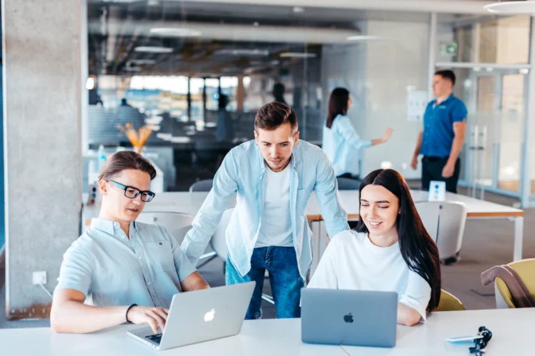 IT-Fachteam als Symbol für kritische Produkte nach dem Cyber Resilience Act