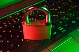 Cybersecurity-Motiv als Symbol für CRA-Meldepflichten bei aktiv ausgenutzten Schwachstellen