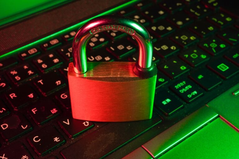 Cybersecurity-Motiv als Symbol für CRA-Meldepflichten bei aktiv ausgenutzten Schwachstellen