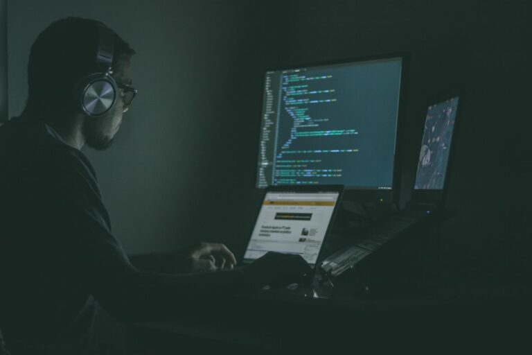 Quellcode auf einem Bildschirm als Symbol für Open-Source-Software unter dem Cyber Resilience Act