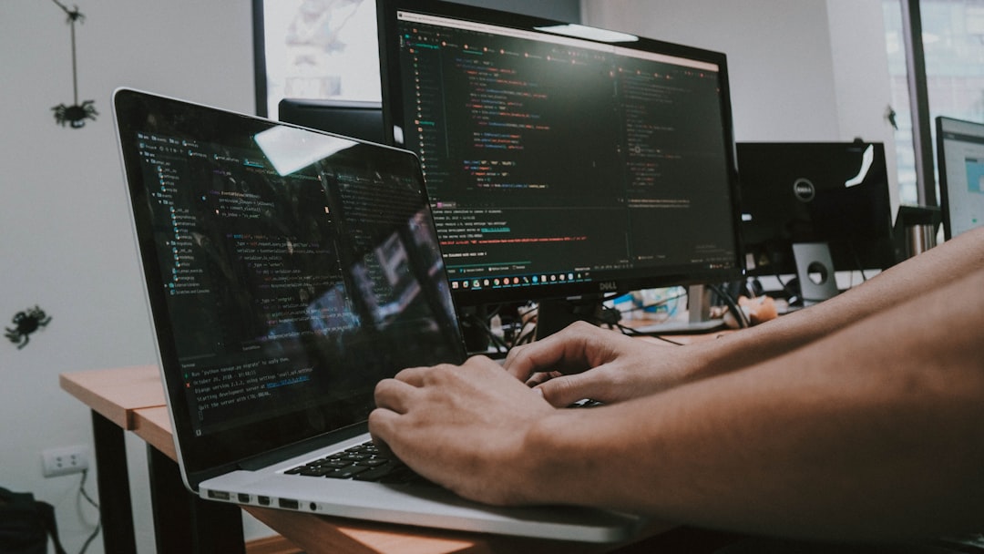 Arbeit am Laptop als Symbol für die Prüfung digitaler Produkte im CRA-Anwendungsbereich