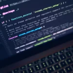Quellcode auf einem Laptop als Symbol für technische CRA-Risikoanalyse
