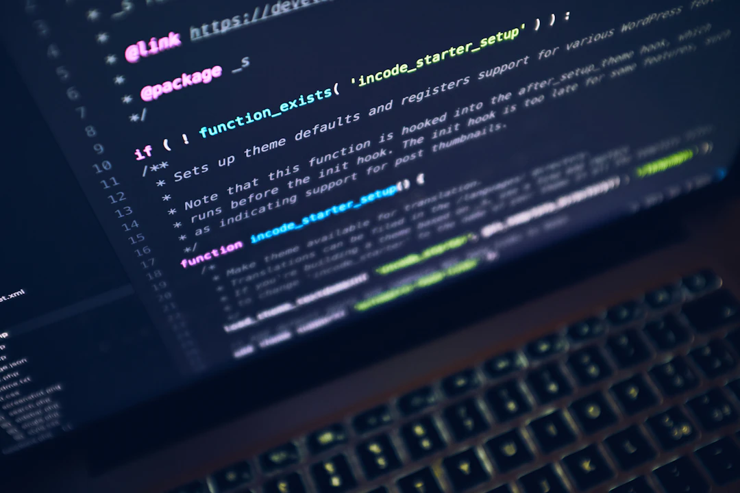Quellcode auf einem Laptop als Symbol für technische CRA-Risikoanalyse