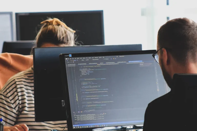Entwicklungsteam bei der Arbeit als Symbol für die CRA-Cybersicherheitsrisikobewertung
