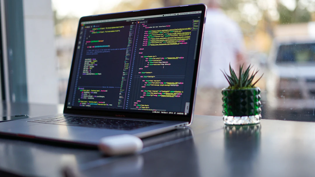 Quellcode auf einem Laptop als Symbol für Schwachstellenmanagement und Softwarekomponenten im CRA