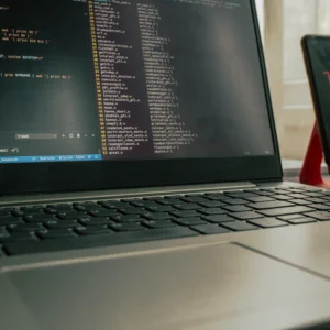 Laptop als Symbol für eine Software Bill of Materials nach dem Cyber Resilience Act