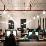 Team im Büro als Symbol für technische Dokumentation nach dem Cyber Resilience Act