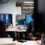 Software-Team als Symbol für wesentliche Änderungen an digitalen Produkten nach dem CRA