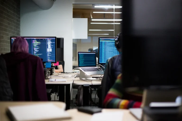 Software-Team als Symbol für wesentliche Änderungen an digitalen Produkten nach dem CRA