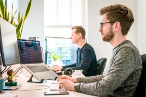 Software- und Produktteam als Symbol für wichtige Produkte der CRA-Klassen I und II