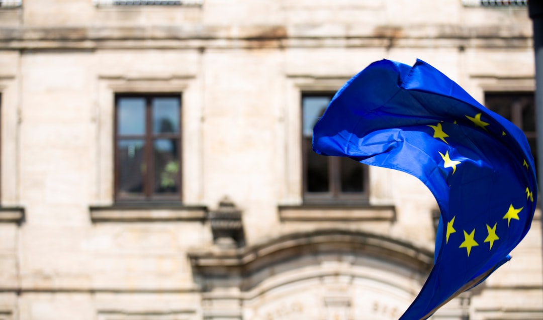 Europäische Flagge als Symbol für den Zeitplan des Cyber Resilience Act