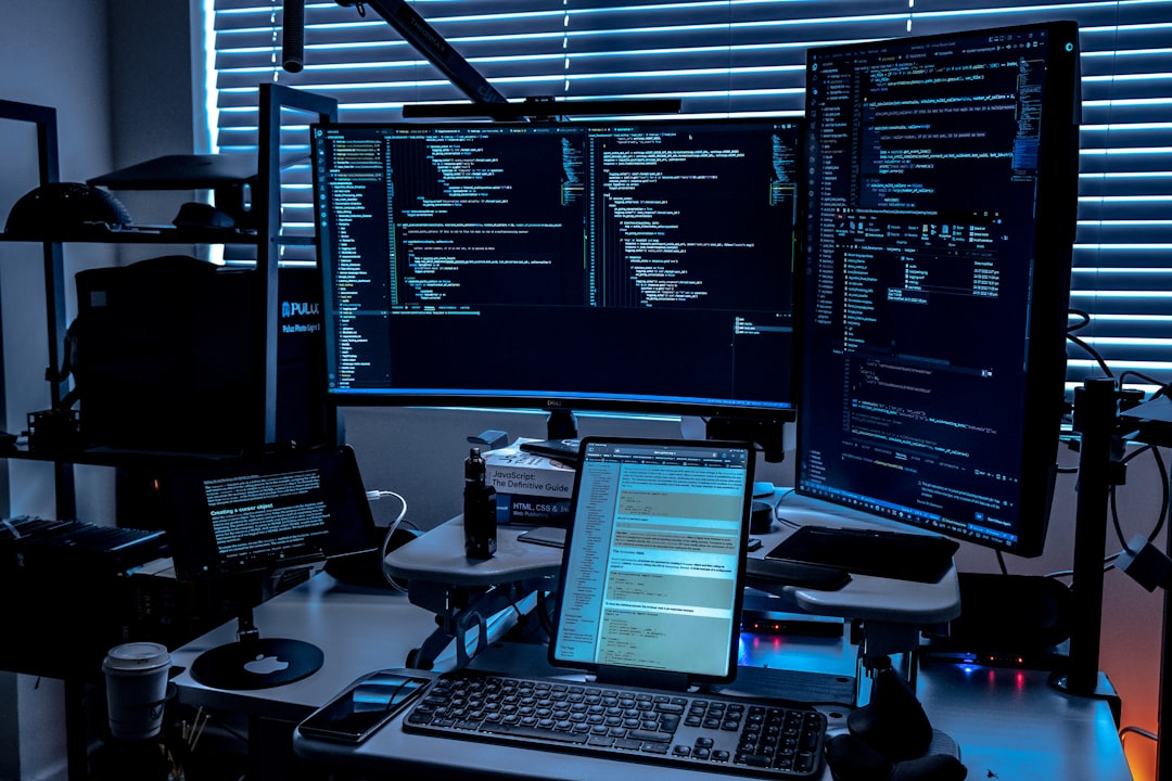 Programmierer bei der Softwareentwicklung als Symbol für Secure Development nach dem CRA