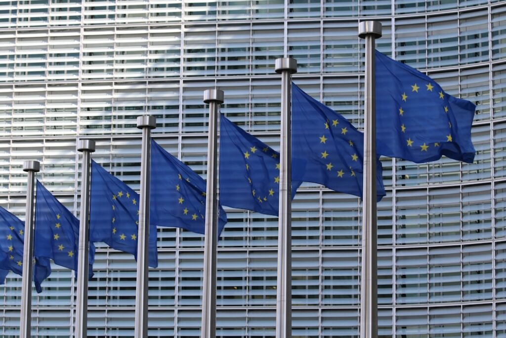 EU-Flaggen vor dem Gebäude der Europäischen Kommission als Symbol für den Cyber Resilience Act