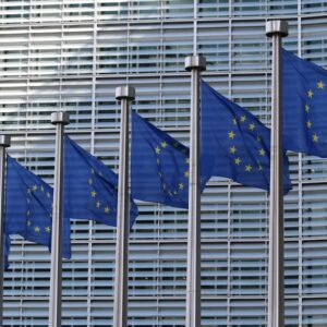 EU-Flaggen vor dem Gebäude der Europäischen Kommission als Symbol für den Cyber Resilience Act